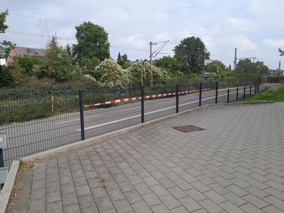 Neues Schutzgitter am Ausbauende des RS 1 in Mülheim an der Hochschule Ruhr West, Blick auf das Gitter vom für Radfahrende verbotenen Fahrweg der Hochschule