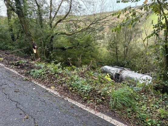 Milk tanker carrying 28,000 litres leaves road near Ffynnon‑ddrain, Carmarthenshire, with firefighters preventing spillage.