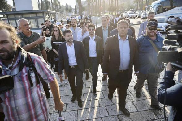 Itamar Ben-Gvir y Bezalel Smotrich, en la Puerta de Damasco, en el este de Jerusalén. (Mostafa Alkharouf / Anadolu Agency via Getty Images)