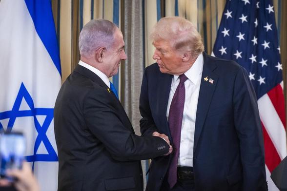 El presidente de EEUU, Donald Trump, estrecha la mano del primer ministro israelí, Benjamin Netanyahu, el 29 de septiembre de 2025, tras su comparecencia en Washington para anunciar un plan para Gaza. (Jim Lo Scalzo / Pool / EPA / EFE)