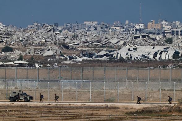 Soldados israelíes caminan por su lado de la frontera con Gaza, el 30 de septiembre de 2025. (Amir Cohen / Reuters)