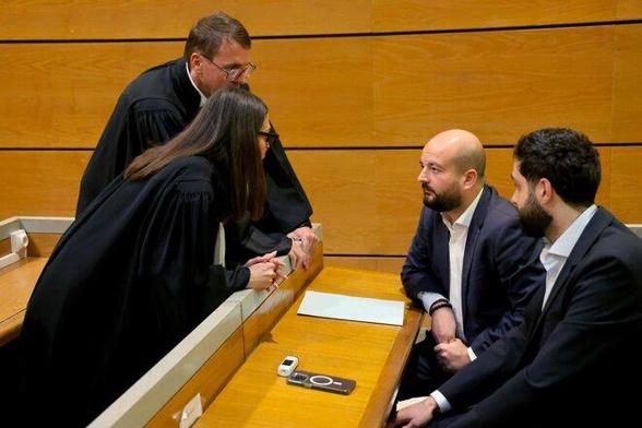 Le maire de Fréjus, David Rachline, (au centre) avec ses avocats devant le tribunal correctionnel à Draguignan le 30 septembre 2025. © Photo Alain Robert / Sipa