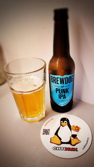Une bière de la brasserie écossaise BrewDog, la fameuse Punk IPA.
Un verre rempli de bière et un sous-bock Chtinux créé pour la braderie de Lille 2025.