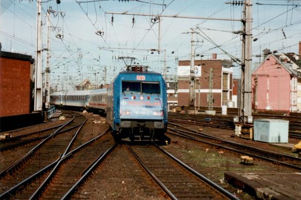 DB - 101 en livrée publicitaire pour Bayer arrive en gare de Köln-Hbf - 02-03-2002