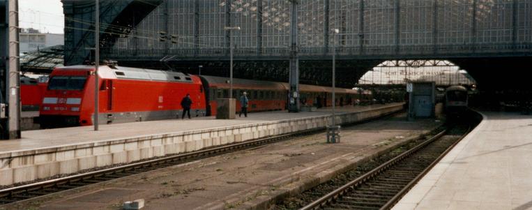 La 101 112 en tête d'une rame de voitures autrichiennes en gare de Köln-Hbf - 02.03.2002