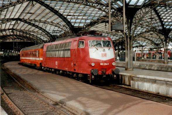 Locomotive 103 214 en tête d'une rame SNCB arrivée d'Oostende - Köln-Hbf - 02.03.2002