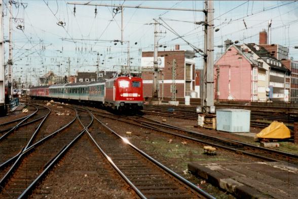 Loco 110 142 avec une rame de voitures Silberlinge arrivant en gare de Köln-Hbf - 02.03.2002