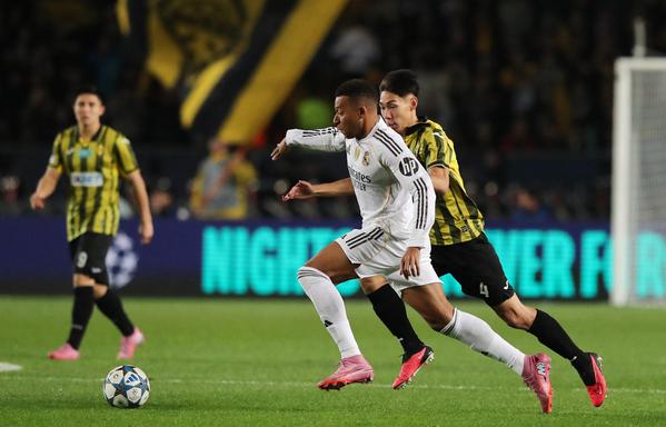 Mbappé lucha por un balón este martes en el duelo de Champions ante el Kairat Almaty.