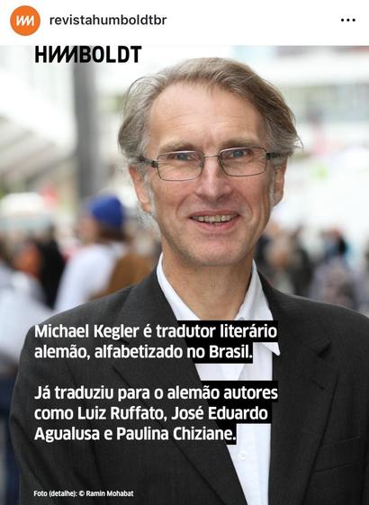 ein Porträt einer Person und darunter auf Portugiesisch: Michael Kegler ist Literaturübersetzer, der in Brasilien lesen und schreiben gelernt hat. Er über setzte unter anderem Luiz Ruffato, José Eduardo Agualusa und Paulina Chiziane ins Deutsche.