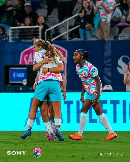 Laurina Fazer, Kimmi Ascanio and Dudinha celebrate her goal.