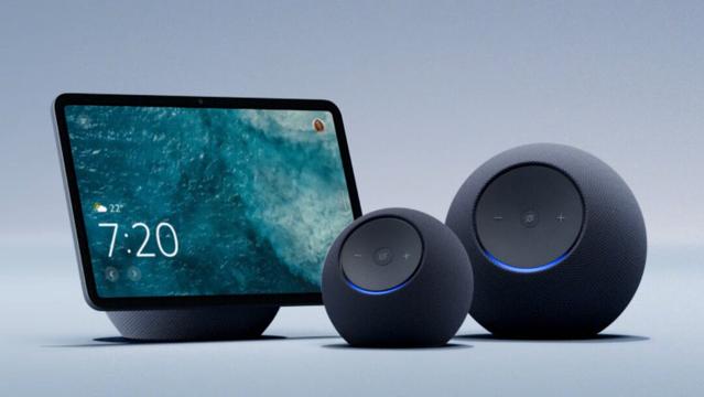 <figure class="wp-block-image size-large wp-lightbox-container"><img alt="Três dispositivos inteligentes da linha Echo estão sobre uma superfície clara. À esquerda, há um modelo com tela exibindo o horário &quot;7:20&quot; e a previsão do tempo &quot;22°&quot;. Ao centro e à direita, dois alto-falantes esféricos em tecido preto com anel de LED azul e botões de controle na parte frontal. O fundo é neutro em tons de azul." class="wp-image-854615" height="608" src="https://files.tecnoblog.net/wp-content/uploads/2025/09/br-social-rin-1080x1350_v1-edited.jpg" width="1080" /><button class="lightbox-trigger" type="button">
			<svg fill="none" height="12" viewBox="0 0 12 12" width="12" xmlns="http://www.w3.org/2000/svg">
				<path d="M2 0a2 2 0 0 0-2 2v2h1.5V2a.5.5 0 0 1 .5-.5h2V0H2Zm2 10.5H2a.5.5 0 0 1-.5-.5V8H0v2a2 2 0 0 0 2 2h2v-1.5ZM8 12v-1.5h2a.5.5 0 0 0 .5-.5V8H12v2a2 2 0 0 1-2 2H8Zm2-12a2 2 0 0 1 2 2v2h-1.5V2a.5.5 0 0 0-.5-.5H8V0h2Z" fill="#fff">
			</svg>
		</button><figcaption class="wp-element-caption">Nova geração aposta em formato esférico (imagem: divulgação)</figcaption></figure>


<details class="tb-resumo tb-callout padrao">
    Resumo
    <div class="tb-resumo-topicos tb-callout-texto"><ul>
<li>A Amazon lançou quatro novos alto-falantes Echo: Echo Dot Max, Echo Studio de segunda geração, Echo Show 8 de quarta geração e Echo Show 11, com preços entre R$ 849 e R$ 2.199.</li>
<li>Echo Dot Max possui dois alto-falantes, graves mais potentes e design com microfones aprimo