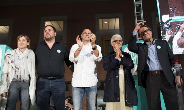 Las "elecciones plebiscitarias" de 2015 abrieron la vía unilateral y sirvieron para que Convergència taponase un posible 'sorpasso' de ERC con la lista unitaria Junts pel Sí