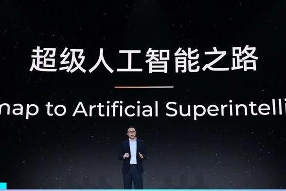 <p>中国テクノロジー大手のアリババグループは、9月24～26日に年次テックイベント「雲栖大会（Apsara Conference）2025」を浙江省杭州市で開催した。呉泳銘（エディ・ウー）CEOは開幕式に登壇し、「人工超知能（ASI）への道」というテーマで講演した。</p>
<p>昨年の雲栖大会で呉CEOは「生成AIの最大の可能性は、スマホのスーパーアプリを作ることではなく、デジタル世界を支配し、物理世界を変えることだ」と語った。1年が経過し、その構想はより明確なロードマップとなり、具体的なアクションとして動き出している。</p>
<p>今大会では、アリババクラウドから新たなAIモデルが複数発表された。なかでも、大規模言語モデル（LLM）「通義千問（Qwen）」シリーズのフラッグシップモデル「Qwen3-Max」は、シリーズ最高の性能を誇り、GPT-5やClaude Opus 4といった最新AIモデルを上回るパフォーマンスを実現。AIモデル評価サイトのLMArenaでは世界トップ3入りを果たした。</p>
<blockquote class="wp-embedded-content"><p><a href="https://36kr.jp/347223/">推論コスト、DeepSeekの3分の1に⋯世界を揺らすアリババ「Qwen3」、オープンソースLLMで“最強“評価</a></p></blockquote>
<p></p>
<p>フラッグシップLLMのほかに発表されたAIモデルは、次世代基盤モデルアーキテクチャ「Qwen3-Next」とその関連モデル、コーディングモデル「Qwen3-Coder」、視覚言語モデル「Qwen3-VL」、マルチモーダルモデル「Qwen3-Omni」、視覚基盤モデル「Wan2.5-preview」、音声認識・合成モデル「Fun」シリーズの6つ。</p>
<figure class="wp-caption aligncenter" style="width: 1080px;"><img alt="" height="586" src="https://img.36krcdn.com/hsossms/20250924/v2_3398a2930eee41f78324914f2ec47a5b@2057308263_oswg725441oswg1080oswg586_img_000?x-oss-process=image/format,jpg/interlace,1" width="1080" /><figcaption class="wp-caption-text">（画像提供：アリババクラウド）</figcaption></figure>
<p>さらに注目すべきは、呉CEOが新たに打ち出した2つの大胆な見解だ。</p>
<p>1つ目は「LLMこそが次世代のOSである」というもの。LLMは従来のソフトウエアを取り込み、誰もが自然言語で無限にアプリを生み出せるようになる。将来的に、デジタル世界と関わるほとんどのソフトウエアは、LLMが生成するエージェントに切り替わると予測する。</p>
<p>その考えを踏まえた2つ目の見解が「ASIクラウドが次世代のコンピューターになる」というものだ。AI時代には自然言語がプログラミング言語となり、エージェントがソフトウエアに取って代わり、コンテキスト（文脈情報）がメモリーの役割を担うようになる。呉CEOはLLMがユーザー・ソフト・AI演算リソースのやり取りを仲介する中間層となり、AI時代のO