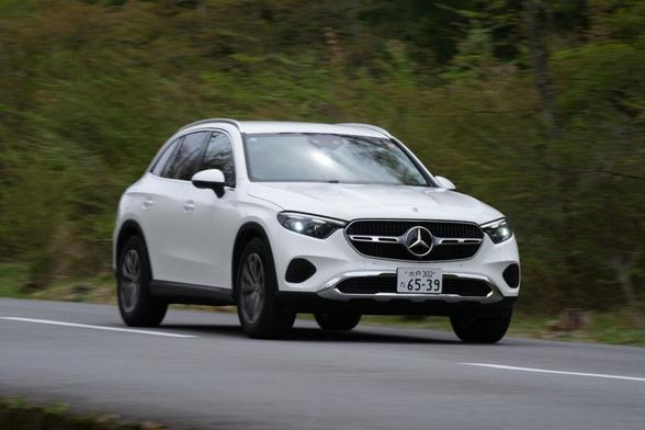 次は何を買う？メルセデス・ベンツのベストセラーに加わった「GLC 220d 4MATIC Core」から考える欧州車の現在 電動化、高価格化、戦略の変更……揺れ動く欧州プレミアムブランドの選択