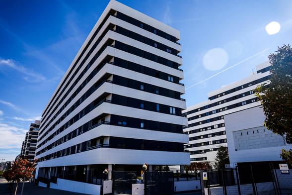 Edificios de obra nueva popularmente conocidos como 'cebras' en la calle María de las Mercedes de Borbón, en Valdebebas, Madrid.