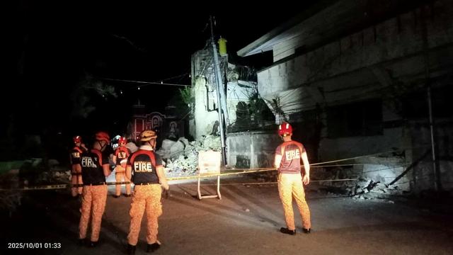 Un equipo de rescate frente a una estructura dañada en la localidad de Daanbantayan (provincia de Cebú) tras el terremoto que ha sacudido Filipinas en la noche del martes.