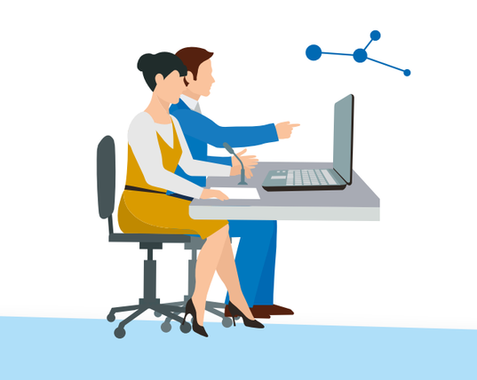 twee mensen werken aan een bureau met een laptop aan data en modellen