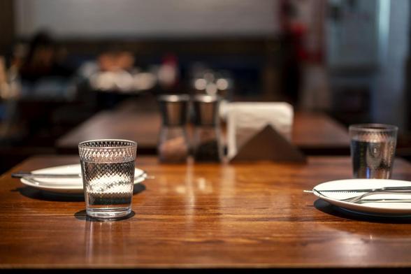 Una mesa de un restaurante. (GETTY)