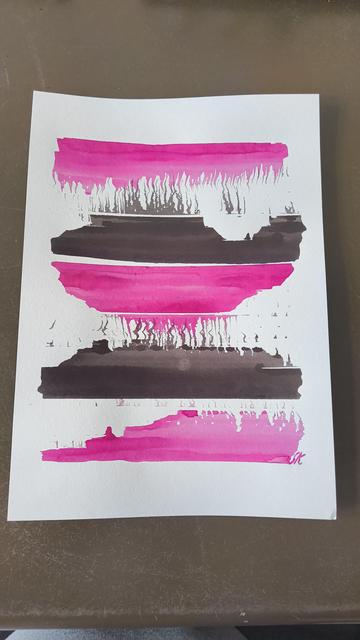 Foto eines DIN A4 blattes im hochformat mit abstrakten formen die mit tusche gemalt wurden. sie sind abwechselnd schwarz und magenta