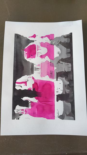Foto eines DIN A4 blattes I'm hochformat mit abstrakten formen die mit tusche gemalt wurden. Links und rechts sind zwei schwarze balken und in der Mitte ein magentafarbener