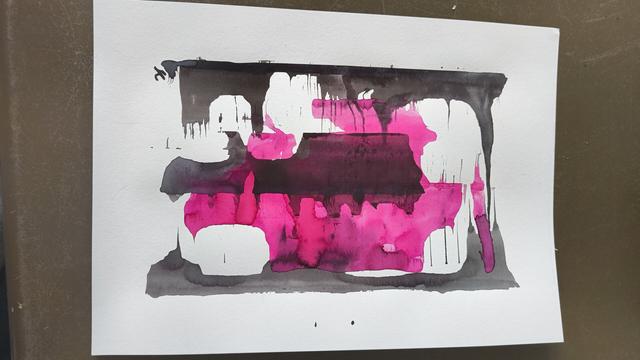 Foto eines DIN A4 blattes im querformat mit abstrakten formen die mit tusche gemalt wurden. Oben und unten sind schwarze Formen und dazwischen eine breite magentafarbene. auf diese wurde eine weitere kleinere schwarze gemalt.