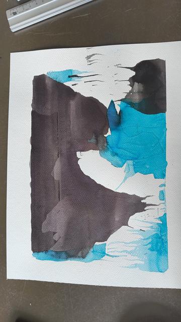 Foto eines DIN A4 blattes im querformat mit abstrakten formen die mit tusche gemalt wurden. Oben ist ein großer schwarzer Bereich unten rechts ein kleiner schwarzer.unten mittig und links sind cyanfarbene bereiche. links und rechts oben befinden sich zusätzlich kleinere formen in Cyan.