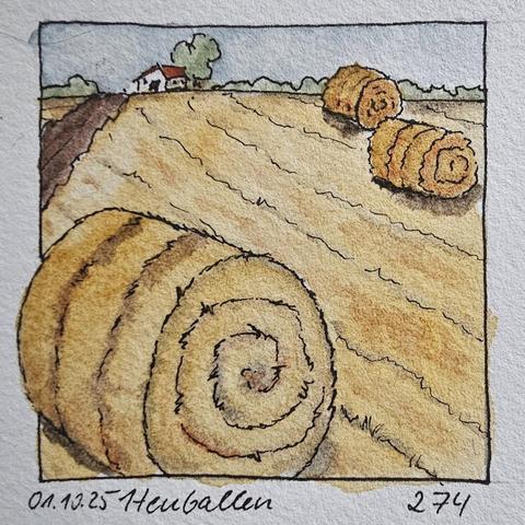 Auf einem Stoppelfeld liegen in unterschiedlicher Entfernung 3 runde Heuballen. Am Horizont, zu dem ein Feldweg führt, sind ein rotgedecktes Haus mit Baum und eine lange Windschutzhecke.