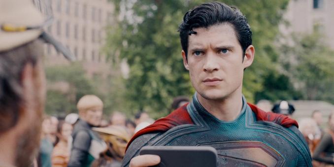 <img alt="Superman di James Gunn e il dibattito politico: coincidenze, interpretazioni e riflessi contemporanei" class="webfeedsFeaturedVisual wp-post-image" height="900" src="https://i1.wp.com/static0.srcdn.com/wordpress/wp-content/uploads/2025/09/david-corenswet-as-superman-holding-a-phone-on-a-crowded-street-in-metropolis.jpg?w=1600&amp;h=900&amp;fit=crop&amp;w=1600&amp;resize=1600,900&amp;ssl=1" style="display: block; margin-bottom: 5px; clear: both;" title="Superman di James Gunn e il dibattito politico: coincidenze, interpretazioni e riflessi contemporanei" width="1600" /><div class="starw-prima-del-contenuto_4" id="starw-4223489549"><div id="addendoContainer_Interstitial"></div></div><p>Il nuovo film dedicato a <strong>Superman</strong>, firmato da James Gunn, non ha suscitato solo entusiasmo per il ritorno sul grande schermo dell’eroe simbolo della DC, ma ha anche alimentato un intenso dibattito sul suo messaggio politico. Alcuni parallelismi individuati tra la trama della pellicola e il conflitto tra Israele e Palestina hanno spinto parte della critica e del pubblico a interrogarsi sul significato geopolitico della storia, riaccendendo discussioni che travalicano i confini del cinema.</p><div class="starw-contenuto_6" id="starw-2649694513" style="margin-top: 2px; margin-bottom: 2px;"><!-- BOX 300x250 Articolo 1 -->
<div id="addendoContainer_9001" style="width: 300px; height: 250px;">
</div></div>
<h2>Una trama che evoca scenari geopolitici</h2>
<p>Nel film, il paese 