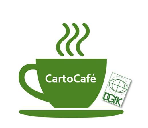 Schematisierte Kaffeetasse mit der Aufschrift "CartoCafé", daneben das Logo der Deutschen Gesellschaft für Kartographie.
