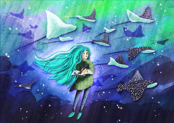 Eine Person mit langen blauen Haaren malt mit einem Pinsel Unterwasser in ein Skizzenbuch. Um sie herum schwimmen Adlerrochen.