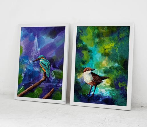 Zwei Illustrationen im Bilderrahmen. Die eine zeigt einen Eisvogel, der auf einem Ast vor dem Paderborner Dom sitzt. Die andere zeigt eine Wasseramsel vor einer Mühle.