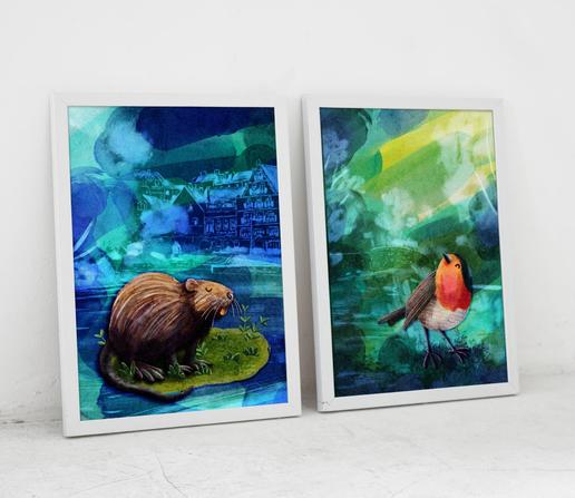 Zwei Illustrationen im Bilderrahmen. Die eine zeigt ein Nutria, das im Paderquellgebiet sitt. Das andere ein Rotkehlchen vor der Paderborner Stadtbibliothek.