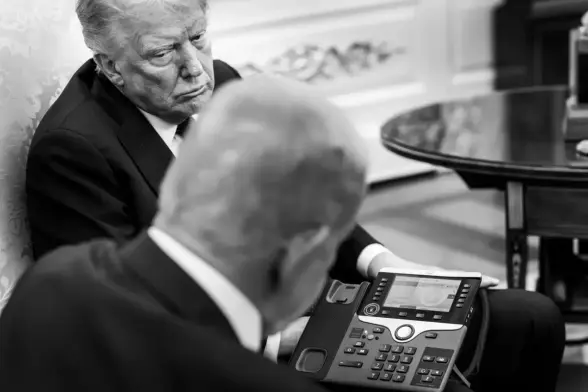 El presidente de EEUU, Donald Trump, contempla cómo Benjamin Netanyahu accede a disculparse con el Gobierno de Catar, tras haber violado su soberanía bombardeando a la delegación de Hamás en las negociaciones de paz. (White House)