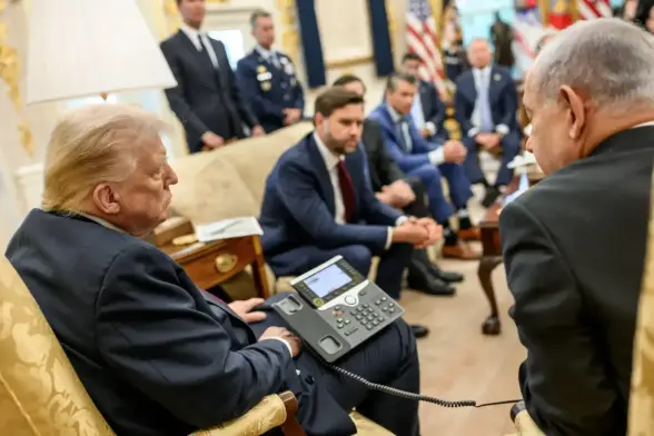 En esta imagen, puede verse en segundo plano al vicepresidente estadounidense, J.D. Vance, y otros integrantes de la Administración Trump, mientras Netanyahu se disculpa con Catar, a petición del propio Trump. (White House)
