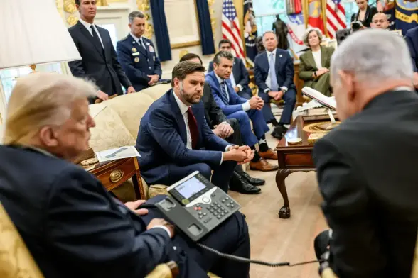 En una imagen muy similar a la anterior, pero con la plana mayor del Gobierno de Trump enfocada, se advierten atentas miradas mientras Netanyahu se disculpa con las autoridades cataríes por el bombardeo contra Hamás en su territorio. (White House)