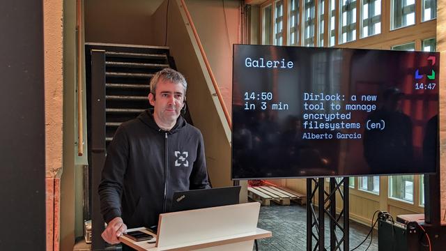Alberto García about to start the talk about Dirlock encryption tool.