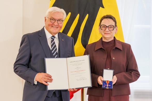 Bundespräsident Frank-Walter Steinmeier überreicht Alice Wiegand das Bundesverdienstkreuz auf Schloss Bellevue.