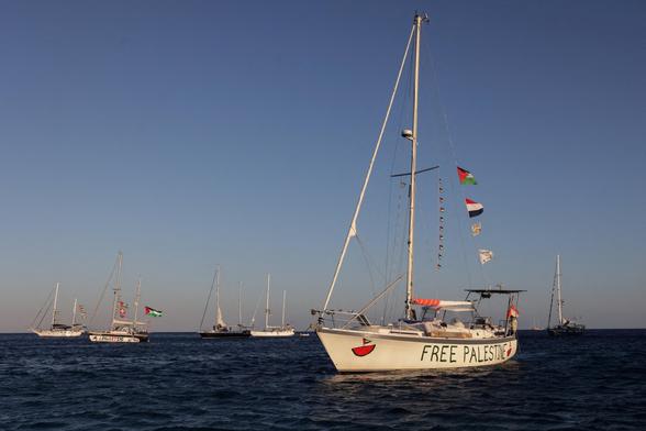 Varios integrantes de la flotilla humanitaria se dirigen hacia la franja de Gaza para llevar ayuda, el 26 de septiembre.