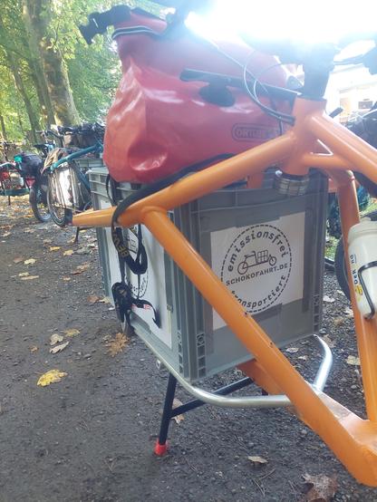 Eurobox auf einem orangenen Lastenrad. Gelabelt mit dem Logo der Schokofahrt.