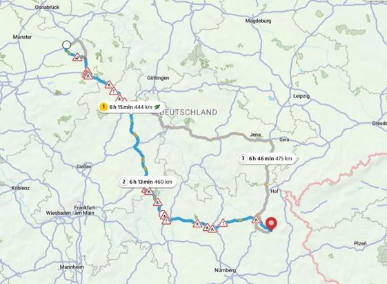 Das Bild zeigt eine Straßenkarte von Deutschland mit drei möglichen Routen für eine Autofahrt von einem Startpunkt im Westen (nahe Osnabrück/Münster) zu einem Zielpunkt im Südosten (in der Nähe der tschechischen Grenze, östlich von Hof und südlich von Leipzig).

Details der Routen:

1. Route 1 (oben, in Blau markiert)

Länge: 444 km

Fahrzeit: 6 Stunden 15 Minuten

Markiert als "empfohlene Route" (grünes Blatt-Symbol).



2. Route 2 (mittig, ebenfalls Blau)

Länge: 460 km

Fahrzeit: 6 Stunden 13 Minuten

Verläuft etwas südlicher und weist mehrere Warnsymbole auf (Baustellen und Verkehrsbehinderungen).



3. Route 3 (östlich, Grau markiert)

Länge: 475 km

Fahrzeit: 6 Stunden 46 Minuten

Führt über Leipzig und ist die längste Strecke.




Auf der Karte sind zusätzlich mehrere rote Dreiecke mit Baustellen- und Warnsymbolen entlang der Routen eingezeichnet.