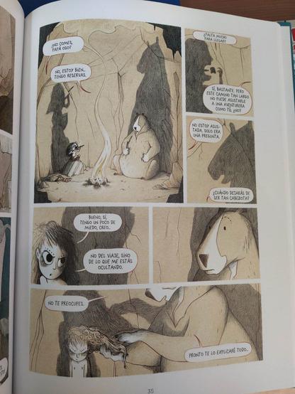 Fotografía de una de las páginas del libro. Hay viñetas con tonos pálidos beige, y Elma y papá oso, con esos mismos tonos, están en una cueva sentados alrededor de una pequeña fogata. Hablan del viaje, de que Elma no tiene miedo del viaje en sí, sino del por qué papá oso le oculta el destino o el por qué de dicho viaje. Papá oso le dice que no se preocupe, que pronto le explicará todo.