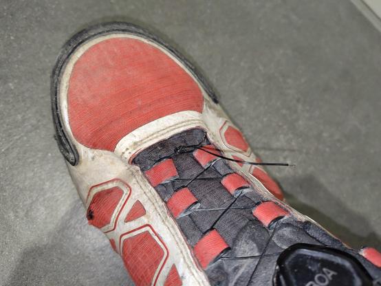 Schnürsenkel wieder eingefädelt und unten mittig mit einen Knoten wieder verbunden