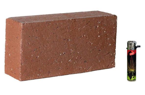 Une brique et un briquet