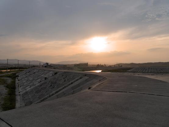Sonnenuntergang am neuen Tsunamischutzdam in Futaba.