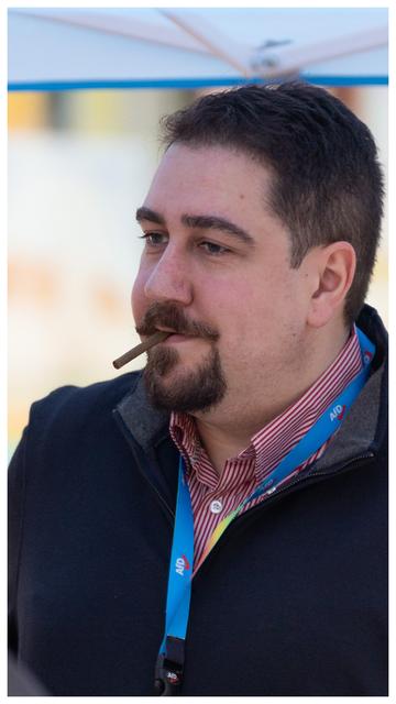 Portrait von Jonathan Albrecht
2. Beisitzer / Mitgliederbetreuer im Raum Göttingen des AfD Kreisverband Göttingen.  Ein Mann mittleren Alters im dunkelblauem Pullover, AfD Schlüsselband und Zigarello im Mund. 

Um das Bild ist ein kleiner weißer Rahmen.