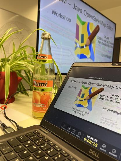 Bild eines Laptop mit einer Präsentation auf einem Fernseher