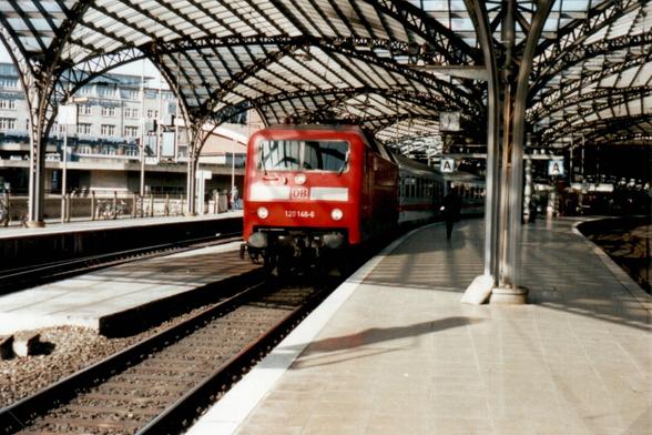 Loco 120 146 en tête d'un Intercity en gare de Köln-Hbf - 02.03.2002
