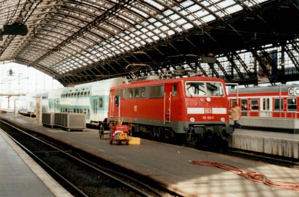 Loco 111 151 en gare de Köln-Hbf - 02.03.2002