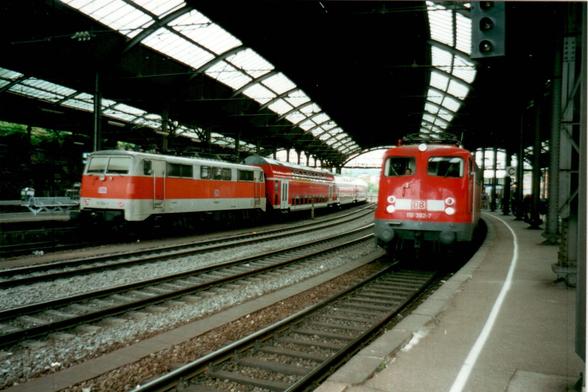 Locos 111154 et 110 302 en gare d'Aachen-Hbf - 08.06.2002
