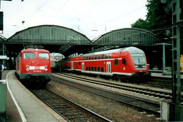 Loco 110 322 et voiture pilote à deux étages en gare d'Aachen-Hbf - 08.06.2002